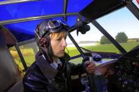Luffahrtlegende Amelia Earhart im Cockpit des Doppeldecker