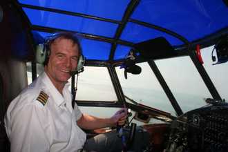 Pilot Andreas Wild im Cockpit der AN-2